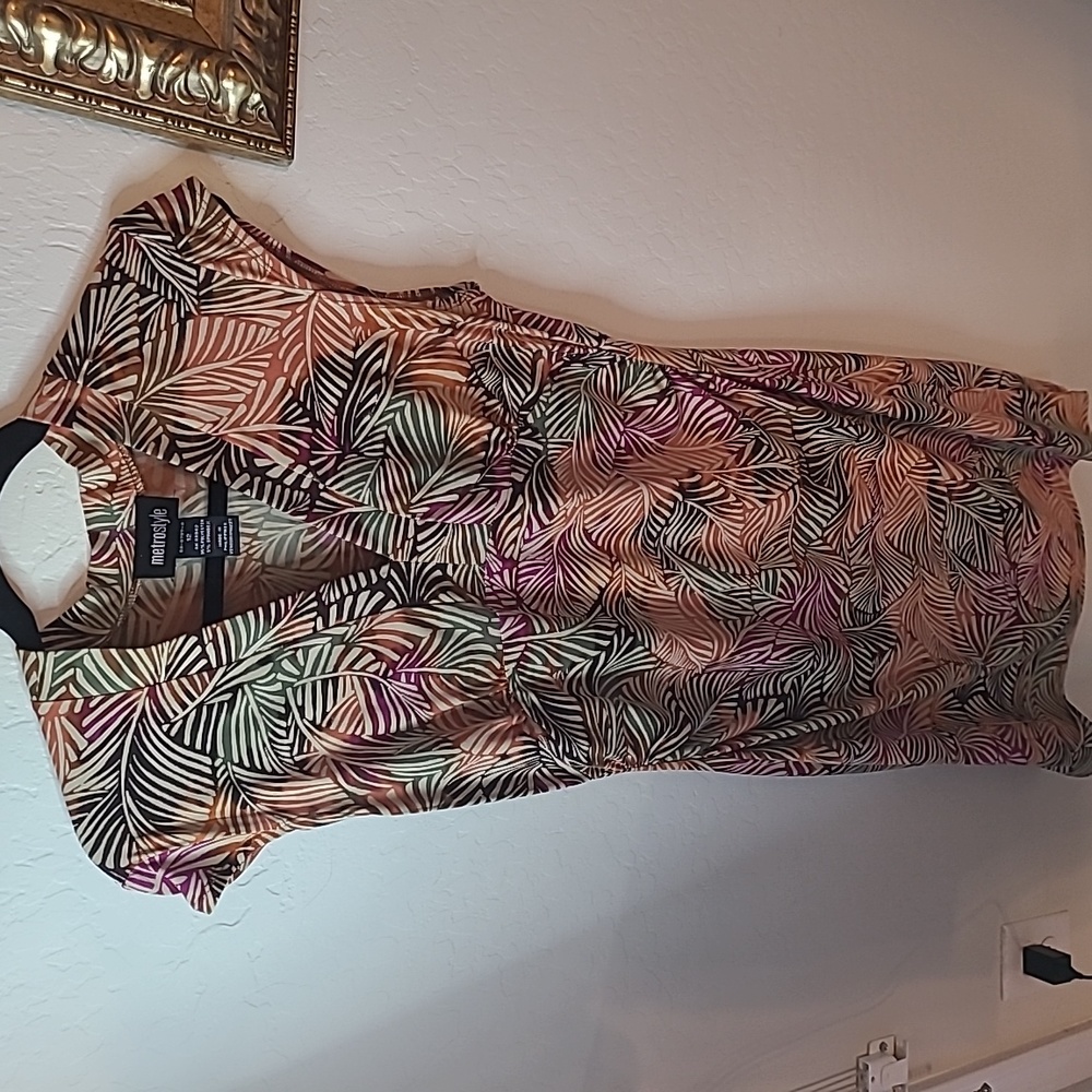 Earth color's leaf print dress.